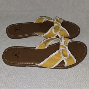 Shade & Shore Yellow and White Women's Sandals Sz. 9 Casual Coastal Vacation